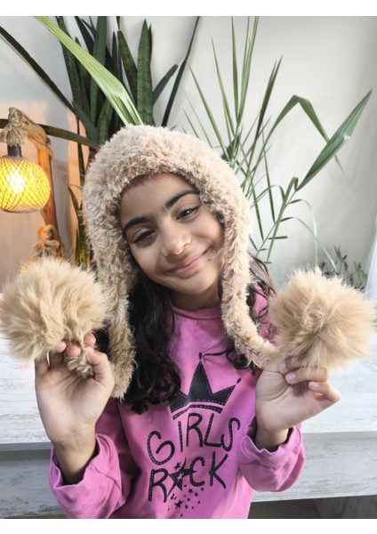 Kız Çocuk Uzun Ponponlu Kulağı Kapatan Bere Peluş Puf Puf Yumuşacık Camel (Açık Taba)