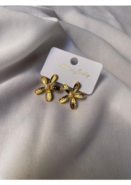 Kararmaz Çelik Çiçek Detaylı Gold Küpe