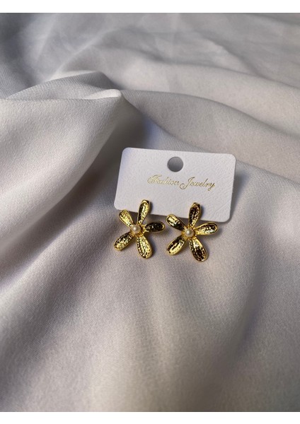 Kararmaz Çelik Çiçek Detaylı Gold Küpe fırsatları