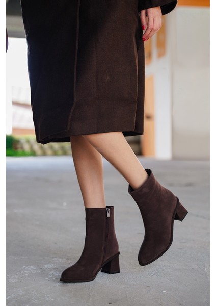 Kadın Sivrii Burun Arkadan Fermuarlı Dikiş Detaylı Kalın Topuklu Bot Atirya Kahve Süet fiyatları