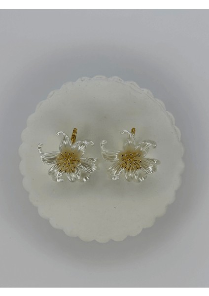 Büyük Beyaz Çiçekli Topçuklu Gold Küpe