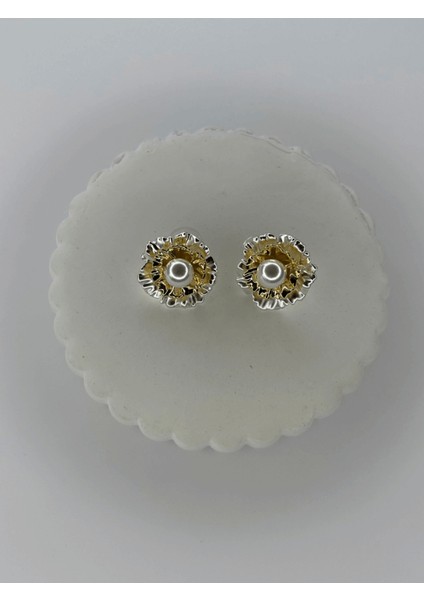 Beyaz Çiçekli Incili Gold Küpe