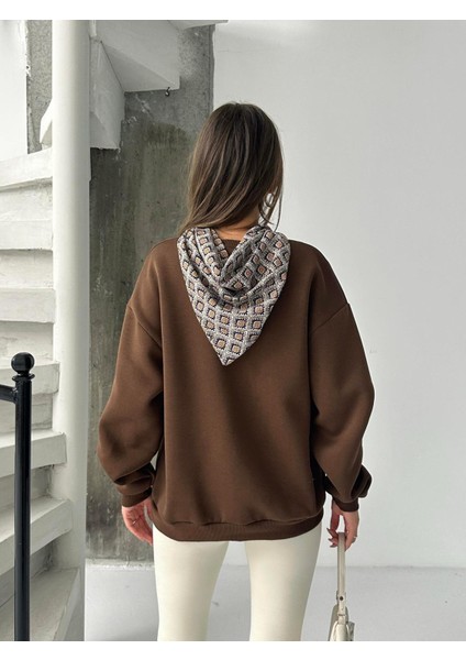 Fularlı Kahverengi Ceylan Desenli Sweatshirt fırsatları