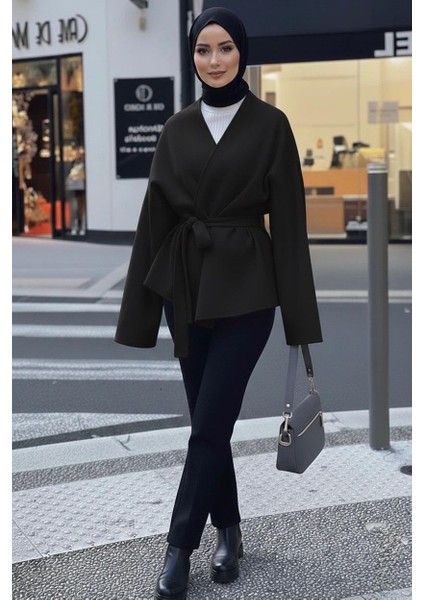 Kemerli Kısa Kruvaze Yaka Kaşe Kaban