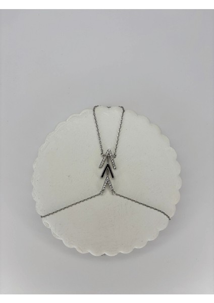 Üçlü Ok Detaylı Taşlı ve Parlak Silver Renkli Şahmeran