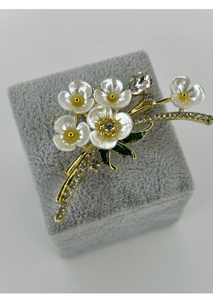 Yeşil Yapraklı Beyaz Sakura Çiçekli Gold Broş