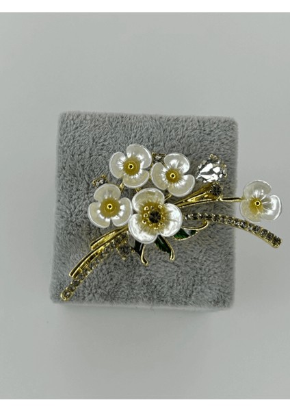 Yeşil Yapraklı Beyaz Sakura Çiçekli Gold Broş fiyatları