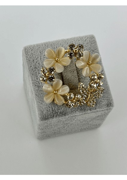 Beyaz Sedef Yansımalı Çiçek ve Taşlı Kelebek Detaylı Gold Broş fiyatları