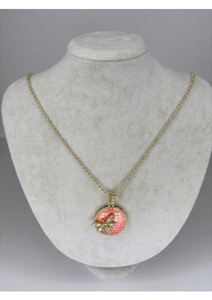 Pembe Petek Detaylı ve Arı Figürlü Vip Gold Kolye