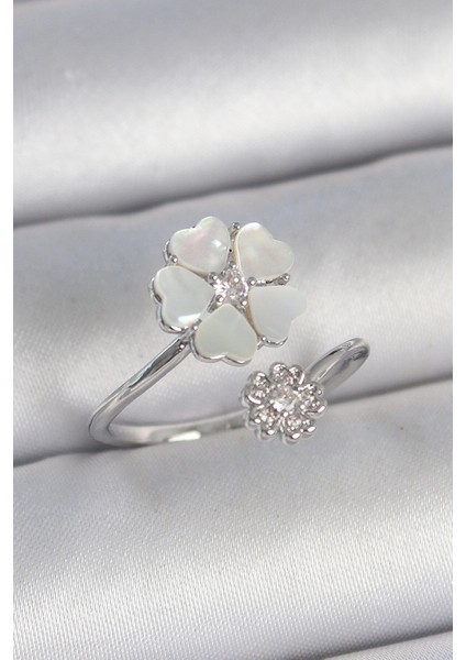 Pirinç Gümüş Renk Beyaz Mineli Çiçek Model Zirkon Taş Detay Kadın Yüzük