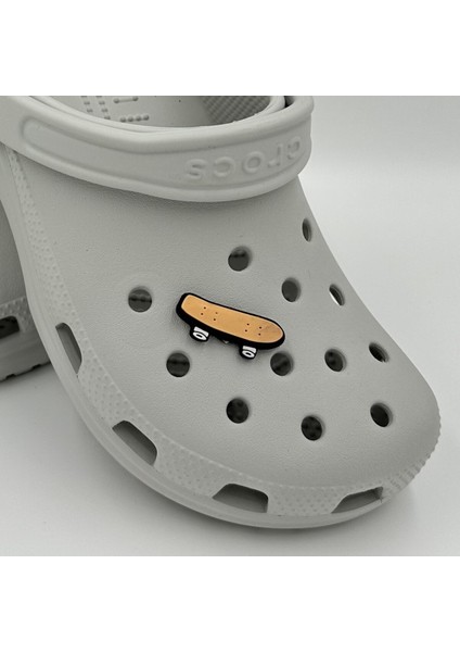 Terlik Süsü ve Aksesuarı , Çanta Süsü – Renkli Jibbitz Kaykay Görselli Figür Aksesuarı fiyatları