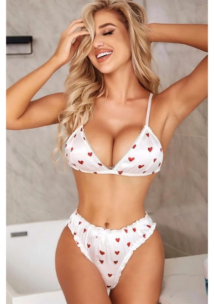 Kalp Desenli Saten Sütyen Külot Takımı – Beyaz Üzerine Kırmızı Kalp Baskılı Romantik Iç Giyim Seti