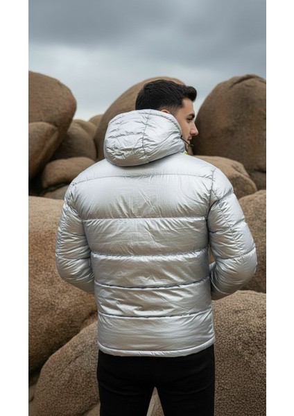 Erkek Gümüş Renk Kapüşonlu Şişme Mont – Su Geçirmez Parlak Kaban modelleri