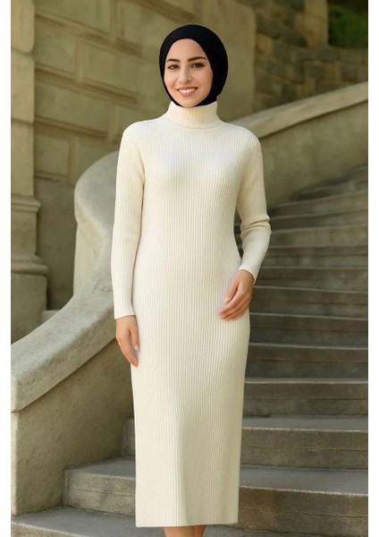 Kadın Tesettür Triko Elbise – Boğazlı Uzun Fitilli Dokuma, Esnek Tam Kalıp, 130 cm Midi Boy, Bahar & Kış Şık Rahat Stil - Beyaz