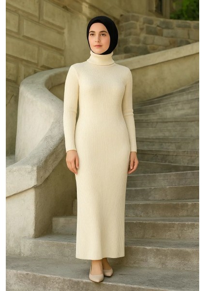 Kadın Tesettür Triko Elbise – Boğazlı Uzun Fitilli Dokuma, Esnek Tam Kalıp, 130 cm Midi Boy, Bahar & Kış Şık Rahat Stil - Beyaz fırsatları