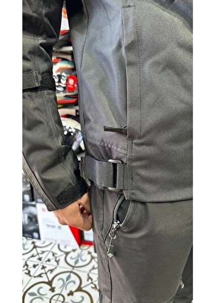 Sepang Siyah-Gri Motosiklet Montu Nefes Alabilir Kumaşla Konfor ve Güvenlik Sunar