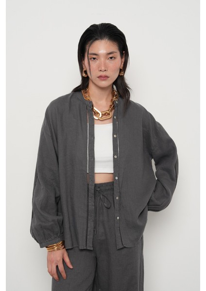 Kadın Antrasit Rengi Hakim Yaka Önü ve Kolları Dantel Detaylı Gömlek