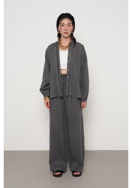 Kadın Antrasit Rengi Hakim Yaka Önü ve Kolları Dantel Detaylı Gömlek fırsatları