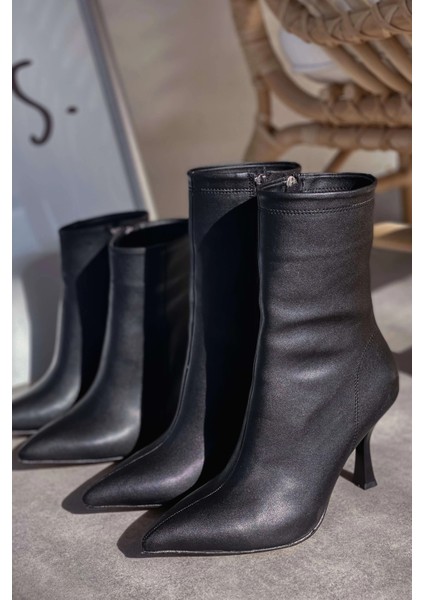 Licent Kadın Mat Deri Topuklu Bot Siyah
