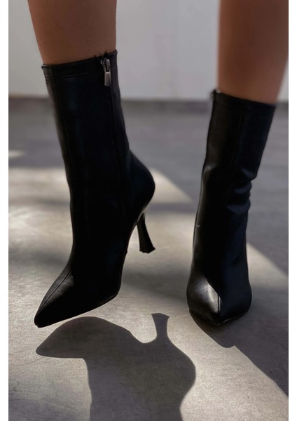 Licent Kadın Mat Deri Topuklu Bot Siyah fiyatları