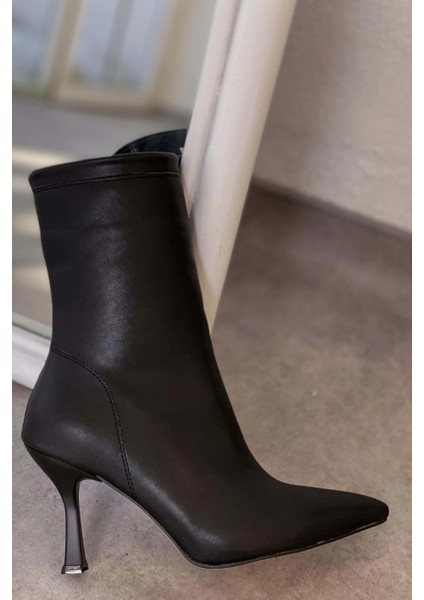 Licent Kadın Mat Deri Topuklu Bot Siyah fırsatları