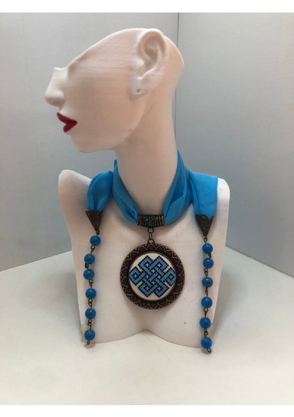 Kanaviçe Işlemeli Fular Kolye