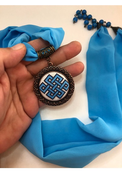 Kanaviçe Işlemeli Fular Kolye fırsatları