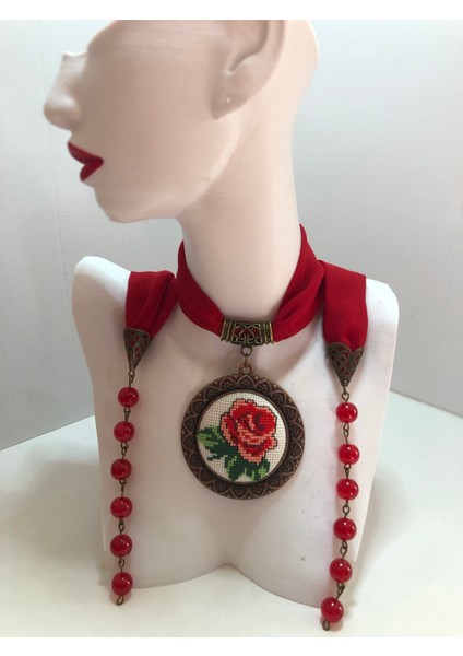 Kanaviçe Işlemeli Fular Kolye