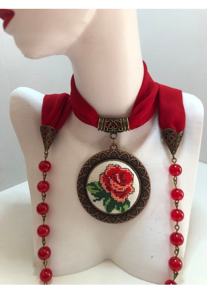 Kanaviçe Işlemeli Fular Kolye fiyatları