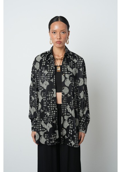 Kadın Siyah Renk Karışık Desenli Oversize Kesim Tesettür Gömlek