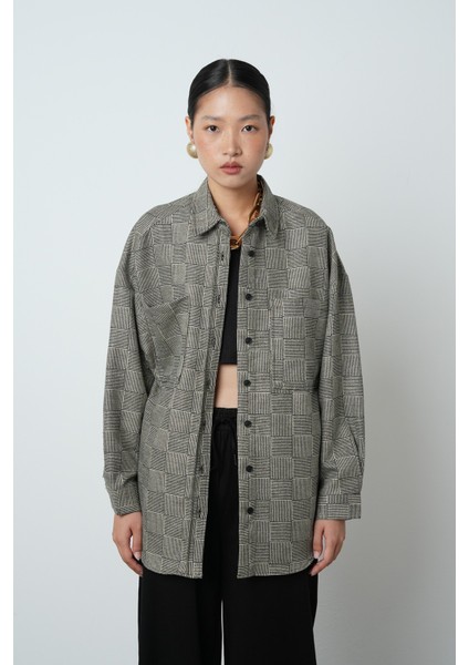 Kadın Desenli Çift Cepli Gömlek