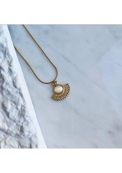 Incili Güneş Formlu Zarif Çelik Kolye