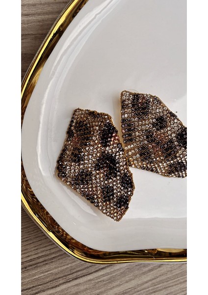 Leopar Desenli Boncuk Işlemeli Küpe – Cesur ve Işıltılı Stil