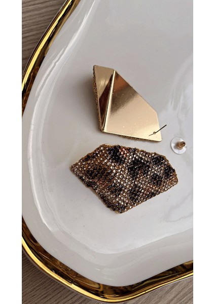 Leopar Desenli Boncuk Işlemeli Küpe – Cesur ve Işıltılı Stil fiyatları