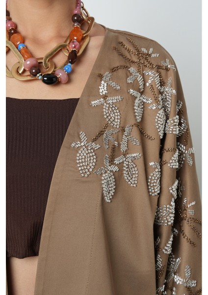 Kadın Yakası ve Kolları Boncuk Işlemeli Oversize Uzun Kimono modelleri