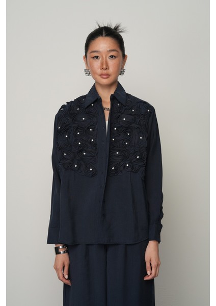 Kadın Önü Gül Işlemeli Düz Renk Gömlek