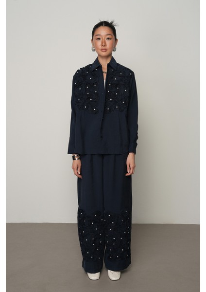 Kadın Önü Gül Işlemeli Düz Renk Gömlek fırsatları