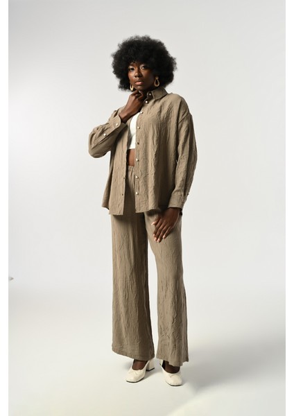 Kadın Düğme Detaylı Kırışık Kumaş Düz Renk Gömlek fırsatları