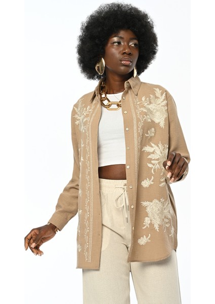 Kadın Önü Çiçek Nakış Işlemeli Düz Renk Gömlek