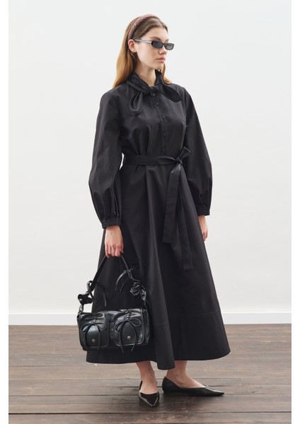 Yakası Bağlama Detaylı Elbise Siyah