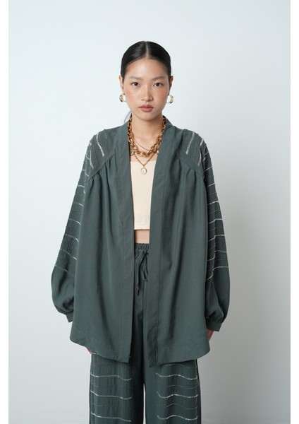 Kadın Arkası ve Kolları Yatay Taş Işlemeli Oversize Kesim Kimono modelleri