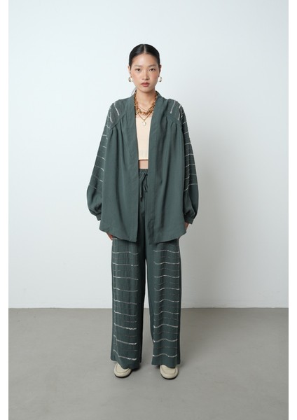 Kadın Arkası ve Kolları Yatay Taş Işlemeli Oversize Kesim Kimono indirimleri