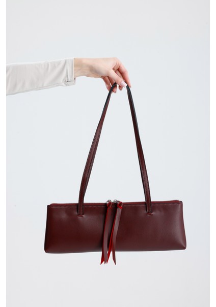 Kadın Zarif Uzun Formlu Bordo Vegan Deri Ince Omuz Askılı Modern Minimalist Kadın Baget Çanta