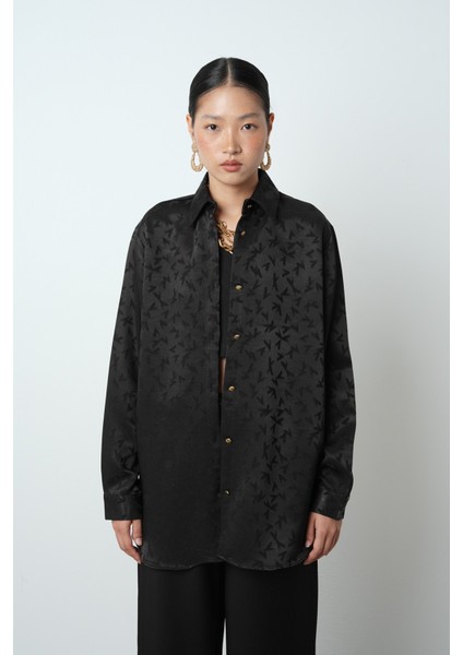 Kadın Siyah Desenli Parlak Kumaş Oversize Kesim Gömlek