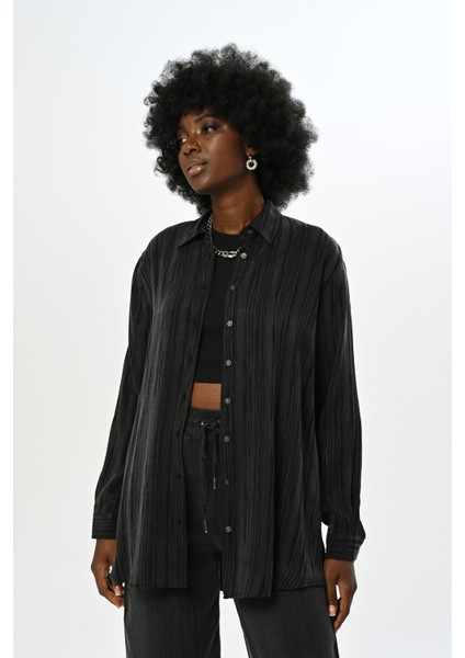 Kadın Siyah Çizgi Desenli Oversize Kesim Gömlek