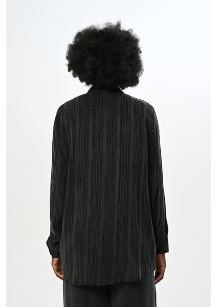 Kadın Siyah Çizgi Desenli Oversize Kesim Gömlek indirimleri