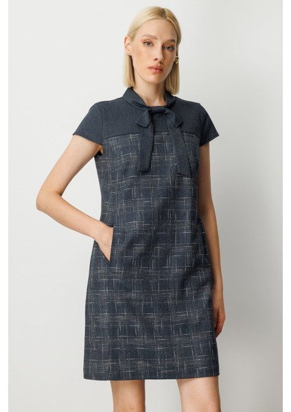 Kadın Yakası Fiyonk Detaylı Desenli Elbise 4019 Lacivert fiyatları