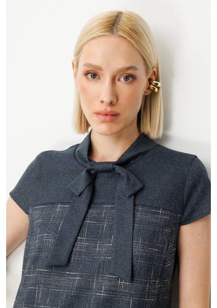 Kadın Yakası Fiyonk Detaylı Desenli Elbise 4019 Lacivert modelleri