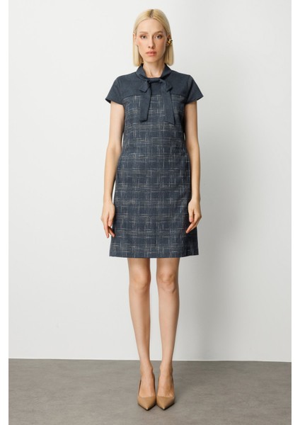 Kadın Yakası Fiyonk Detaylı Desenli Elbise 4019 Lacivert fırsatları