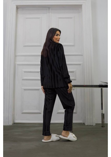 Siyah Gofrajlı Kalp Nakışlı Uzun Kadife Pijama Takımı S